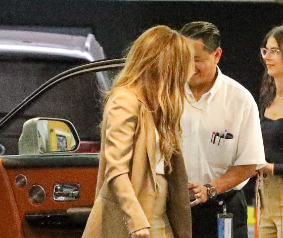 Бежевый костюм и босоножки с ремешками – Дженнифер Лопес точно знает, как сделать любой образ эффектным