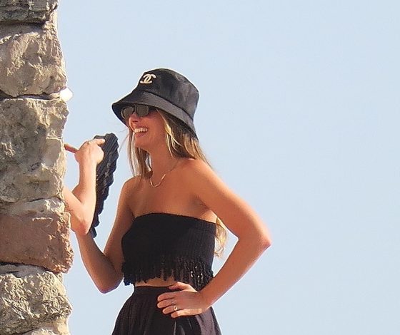 Как носить total black образ летом? Показывает Марго Робби