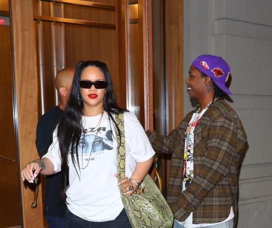 Рианна носит ультракороткую юбку и огромные ботфорты спустя два месяца после родов