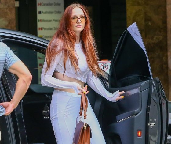 Софи Тернер носит обтягивающий костюм спустя месяц после родов