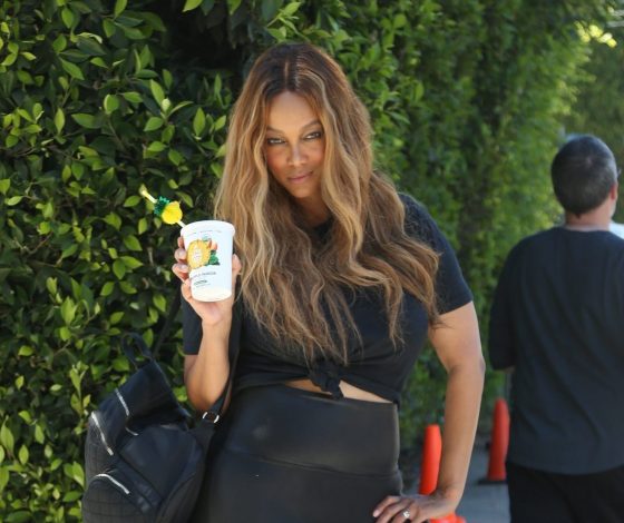 Улыбаться и позировать: 48-летняя Тайра Бэнкс в объективах папарацци