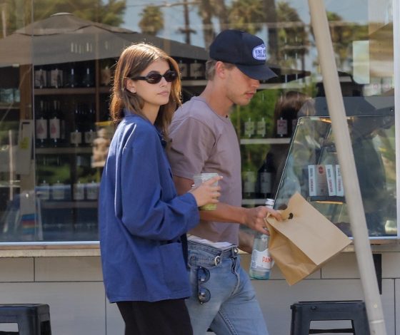 Идеальная пара: Кайя Гербер и Остин Батлер даже на прогулке с собакой выглядят стильно