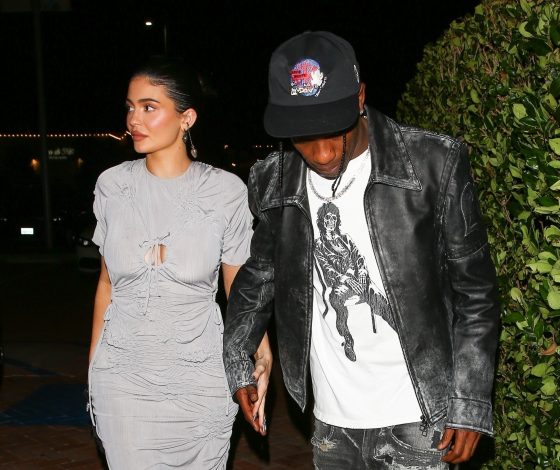 Элегантное платье + кроссовки: идеальное сочетание на любой случай доказывает Кайли Дженнер