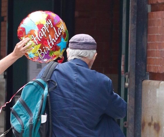 Фото дня: 79-летний Роберт Де Ниро на дне рождении с шаром