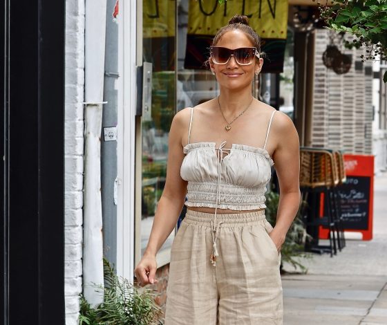 Дженнифер Лопес провожает лето в фантастическом топе