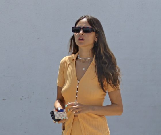 Образ выходного дня: Эйса Гонсалес в ярко-оранжевом костюме во время прогулки