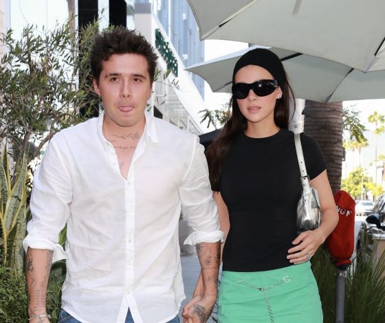 Повязка для волос из нулевых снова с нами – все благодаря Николе Пельтц (и Бриджит Бардо)