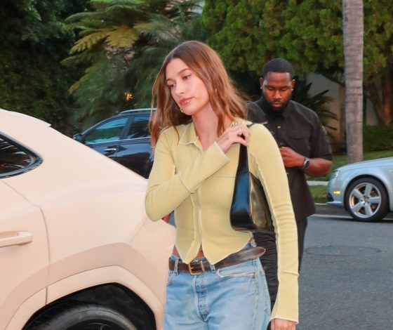 Фисташковый топ и лоферы с квадратным мысом: образ Хейли Бибер, который стоит повторить этой осенью