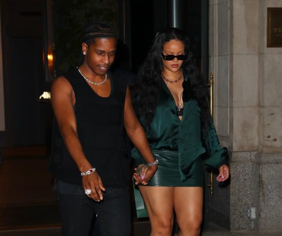 Рианна носит самую короткую юбку, которую только можно представить, спустя три месяца после родов