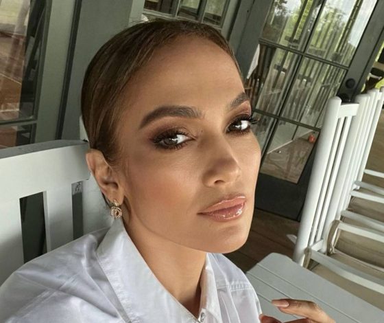 Дженнифер Лопес носит идеальный атласный костюм, который заменит вечернее платье