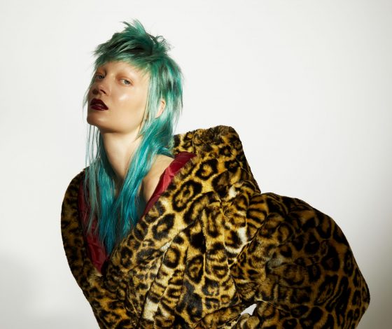 Rogov FW 22/23: идеальные лаковые тренчи на осень и пальто из экокожи, вдохновленные Дэвидом Боуи и Тильдой Суинтон