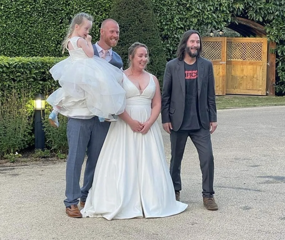 История дня: Киану Ривза пригласили на свадьбу незнакомцы, и он согласился прийти