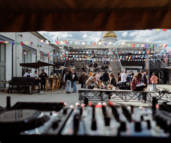 Планы на выходные 6-7 августа: вечеринка DFF на «Радуге», барбекю «Стрелка» х Cruise by Kuznyahouse и выставка 90-х