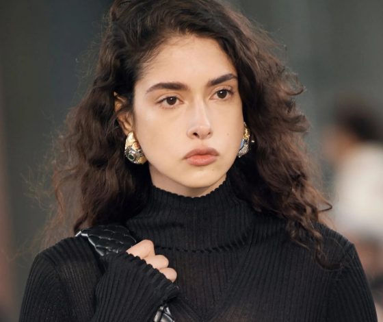 5 трендов в прическах этой осени с модных показов: гладкий пучок, заколки и боковой пробор