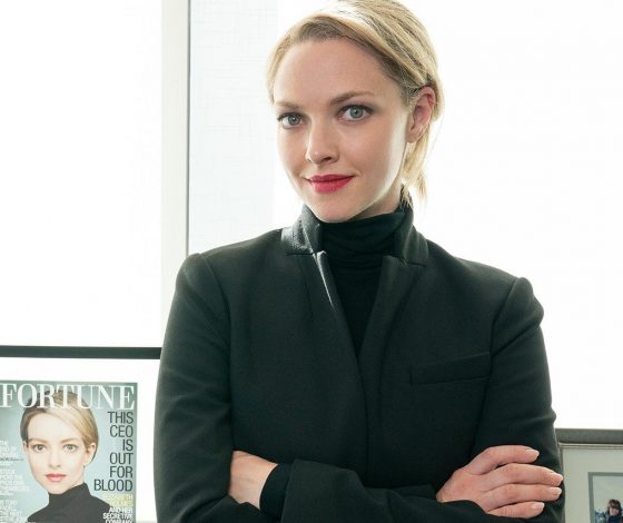 «Я просто собираюсь снять платье»: Аманда Сайфред попала в неловкую ситуацию на красной дорожке