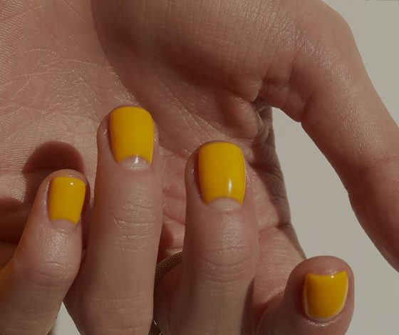 Тренд на лунный маникюр возвращается?