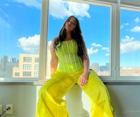 Плюс-сайз модель Эшли Грэм носит полупрозрачный корсетный топ и выглядит потрясающе