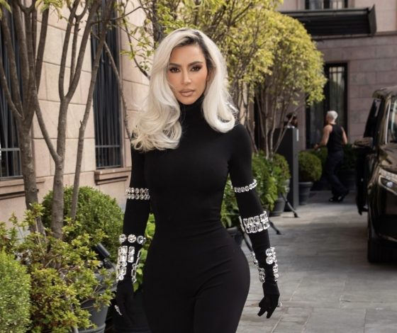 Вечное сияние: Ким Кардашьян в кэтсьюте со стразами