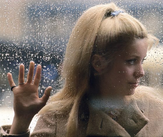 Возможны осадки и испорченная укладка: 5 советов, как сохранить прическу в дождь