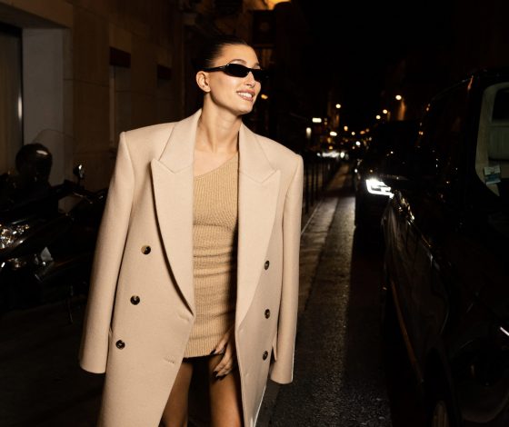 Песчаная буря: Хейли Бибер в ультракоротком платье и идеальном бежевом пальто