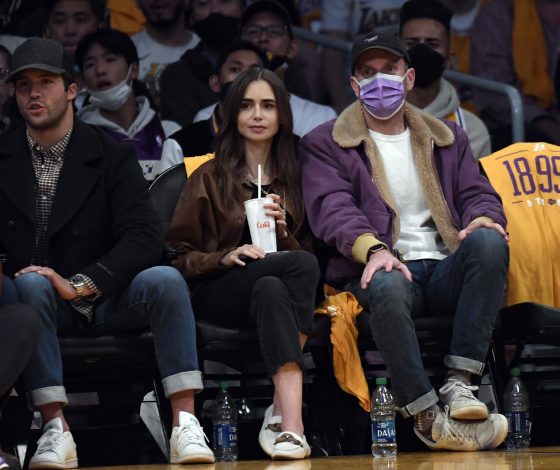 Редкий выход: Лили Коллинз и Чарли Макдауэлл не скрывают своих чувств во время прогулки