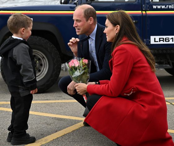 Как принц Уильям и Кейт Миддлтон справляются с новым статусом: первый официальный визит королевской семьи в Уэльс