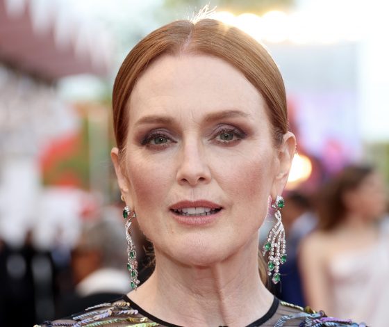 Джулианна Мур затмила всех на красной дорожке 79-го Венецианского кинофестиваля. И вот почему