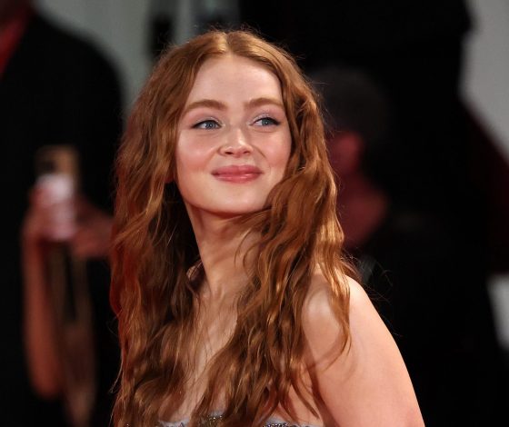 Звезда «Очень странных дел» Сэди Синк в «голом» топе со стразами и пышной юбке