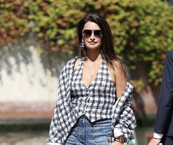 По всей (не)строгости: Пенелопа Крус наглядно поддержала тренд костюмных жилетов на голое тело