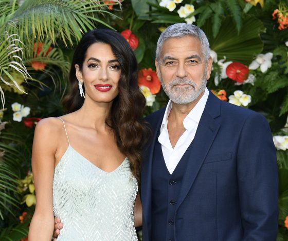 Элегантность – ее конек: Амаль Клуни примерила облегающее платье в пол со сверкающими бусами