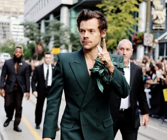 Жакет на голое тело с цветком и ботинки на каблуке: Гарри Стайлс снова доказывает звание главной иконы стиля