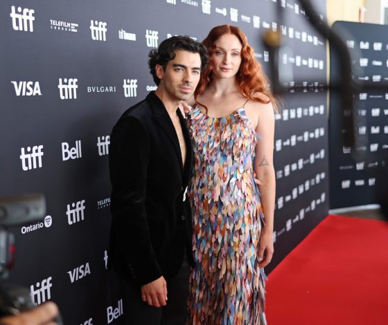 Бывший муж Софи Тернер уверен, что актриса афиширует новые отношения из мести