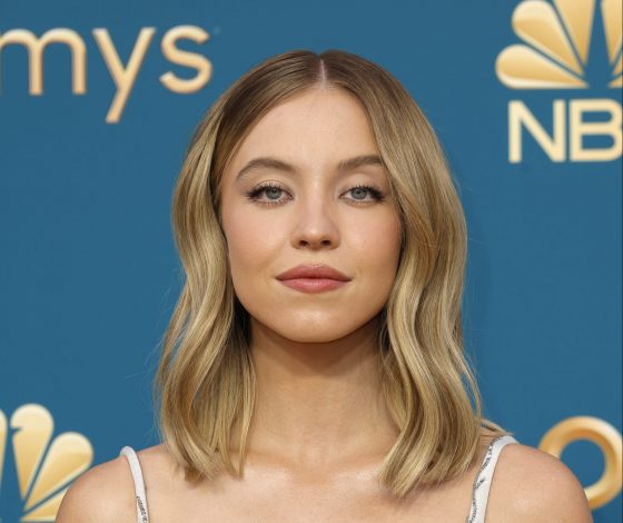 От Зендеи до Лили Джеймс: лучшие макияжи с красной дорожки «Эмми – 2022»