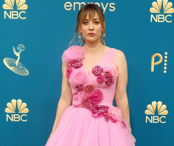 Худшие образы звезд на «Эмми – 2022»: «барышня-крестьянка» Сидни Суини и праздничный торт Кейли Куоко