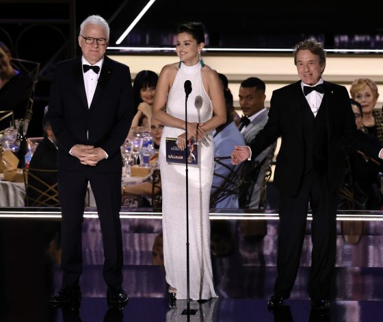 Селена Гомес вышла в платье, которое похоже на свадебный образ Меган Маркл