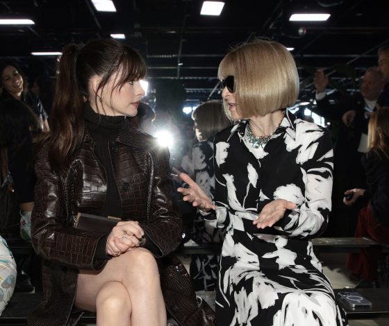 Фото дня: Энн Хэтэуэй и «Миранда Пристли» на показе Michael Kors в образах героинь «Дьявол носит Prada»