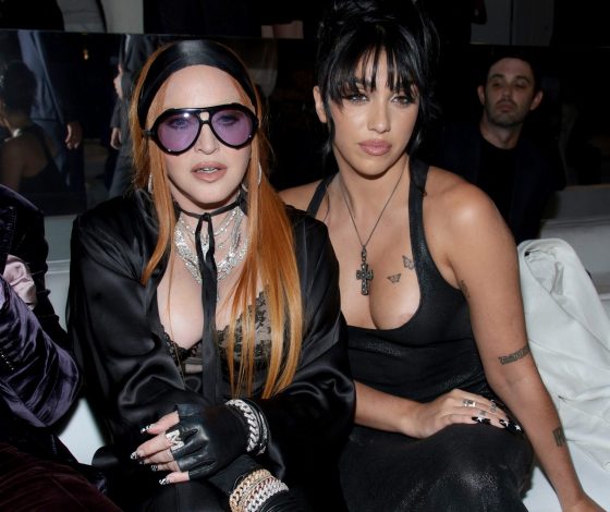 Опасное сочетание: дочь Мадонны позирует в черном кружевном боди