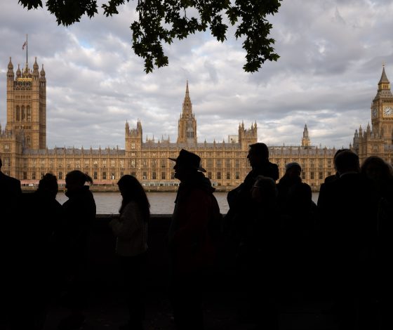 Британцы 14 часов стоят в очереди, чтобы попрощаться с королевой Елизаветой II