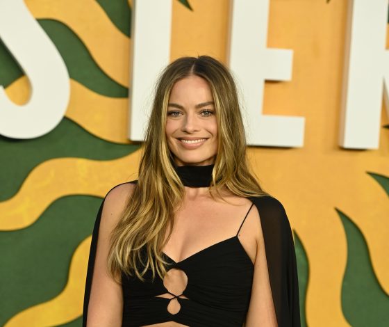 Марго Робби блистает на ковровой дорожке в элегантном платье с кейпом