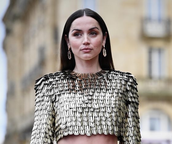 Рыцарь дня: Ана де Армас примерила «кольчугу 2.0»