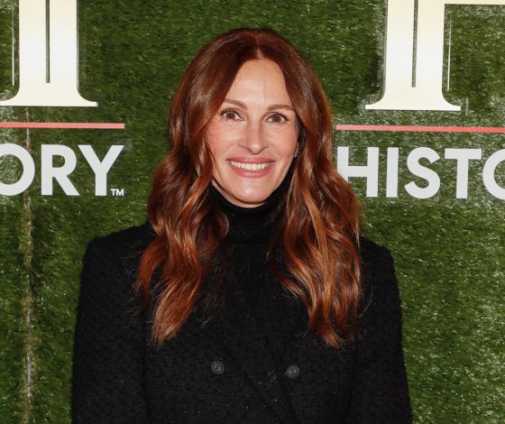 Джулия Робертс доказывает, что нет ничего лучше старого-доброго твидового костюма