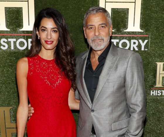 Роковая красотка: Амаль Клуни появилась в кружевном комбинезоне