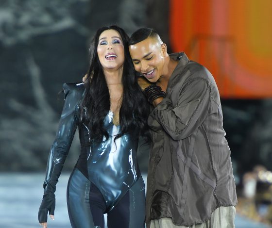 Встречайте, легенда: 76-летняя Шер в футуристичном кэтсьюте стала главной звездой показа Balmain