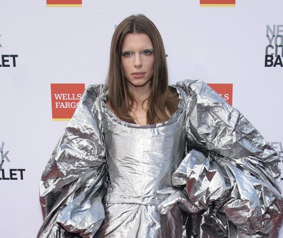 Только шапочки не хватает: Джулия Фокс примерила платье из «фольги»