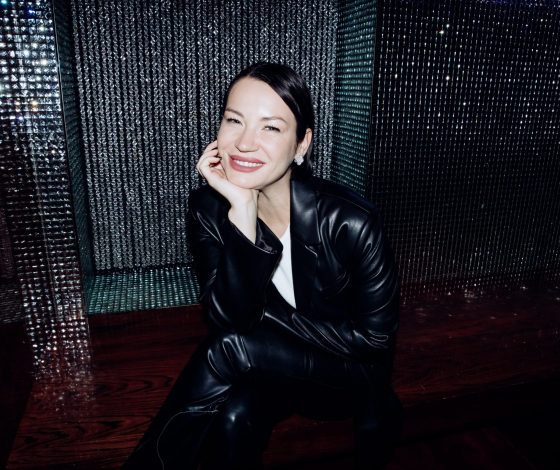 Ида Галич в сияющем комплекте белья демонстрирует идеальную форму к лету