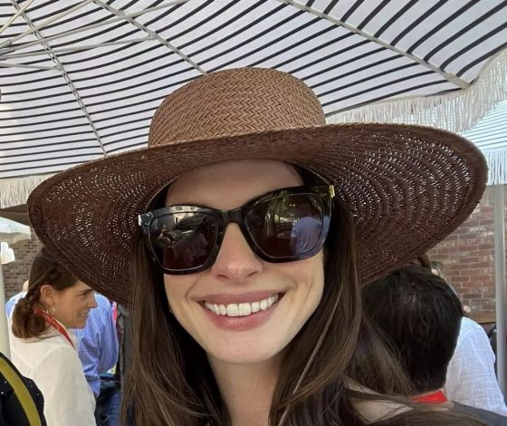 Не откладывать в дальний ящик: Энн Хэтэуэй сочетает летнее платье с сапогами