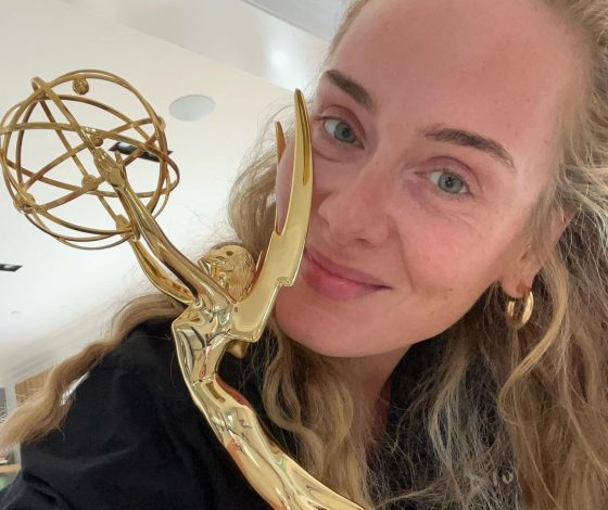 Фото дня: Адель сделала селфи со статуэткой премии «Эмми»