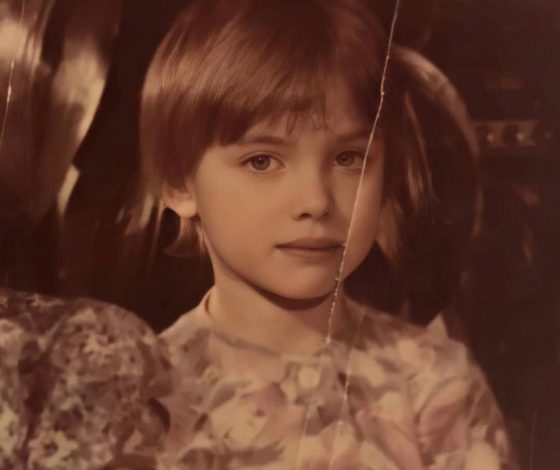 Школьный бант, короткая челка и советские игрушки: Ирина Шейк поделилась детскими фотографиями