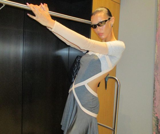 Белла Хадид в платье с необычной деталью, которая заставит окружающих оборачиваться тебе вслед