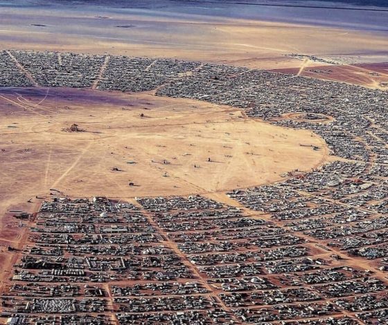 Как проходит фестиваль Burning Man 2022 в Неваде (и чем на нем снова отличилась Пэрис Хилтон)